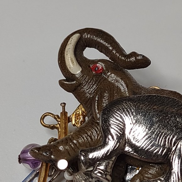 Plastic And Metal Dangling Bead Lucky Elephant Brooch - Picture 6 of 12